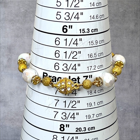 Gold plated bracelet with magnetic clasp plus white beads - Picture 5 of 5